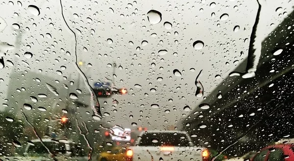 hujan di dalam mobil
