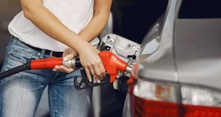 wanita isi bahan bakar kendaraan mobil